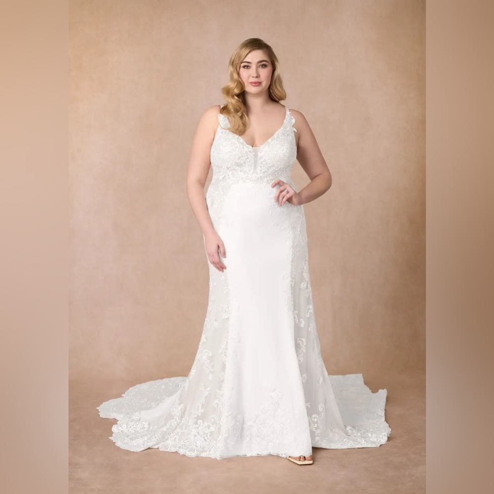 PLUS SIZE Elegant White Lace Wedding Dress